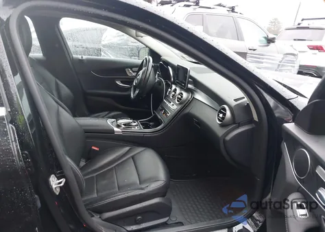 2016 Mercedes-Benz C 300 4Matic z USA, uszkodzony, nr VIN 55SWF4KB4GU169981